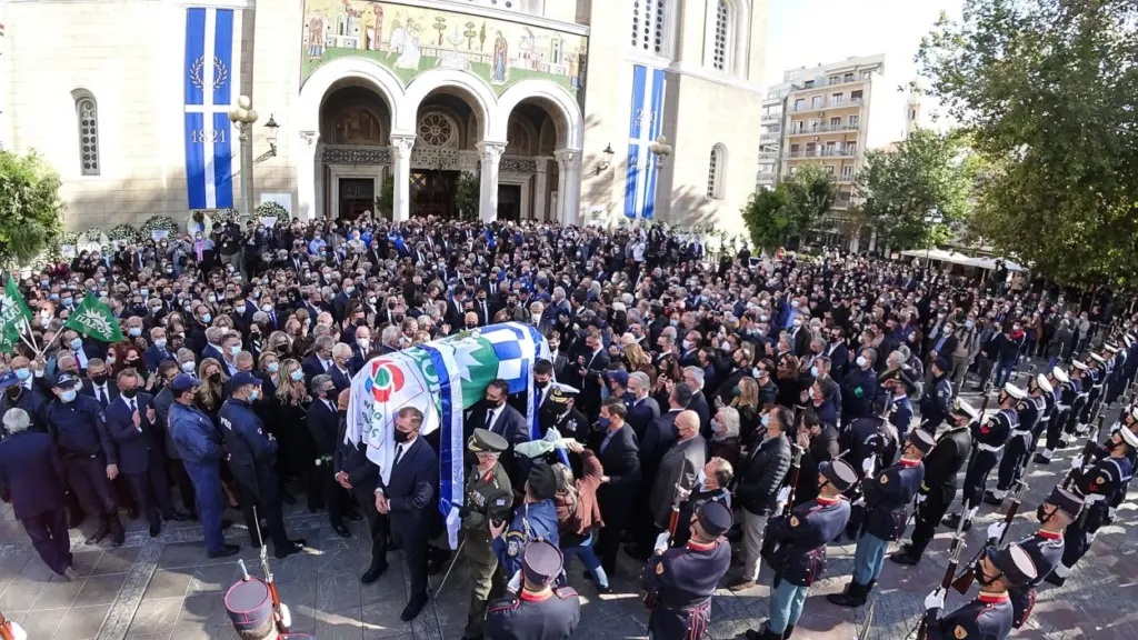 LIVE – Βαθιά υπόκλιση και ύστατο χαίρε στη Φώφη Γεννηματά