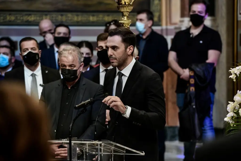 “Μάχη δεν έχασες ποτέ καμιά, δεν λύγισες ποτέ” – Ο συγκινητικός επικήδειος του Μανώλη Χριστοδουλάκη