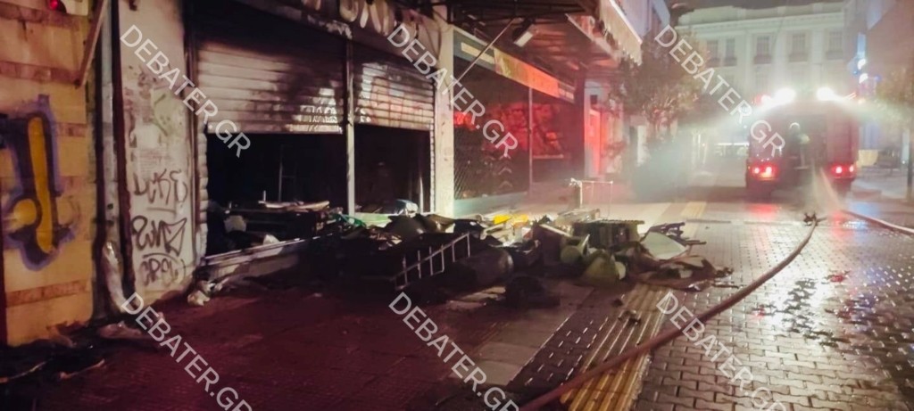 Φωτιά ξέσπασε σε κατάστημα χαρτικών στον Πειραιά – Πήγαν να δουλέψουν και αντίκρισαν φλόγες (pics&vids)