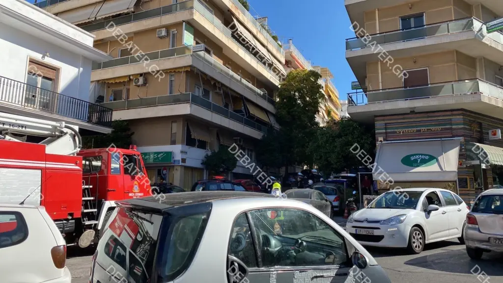 Φωτιά σε διαμέρισμα στον Βύρωνα – Απεγκλωβίστηκαν τέσσερα άτομα (pics)