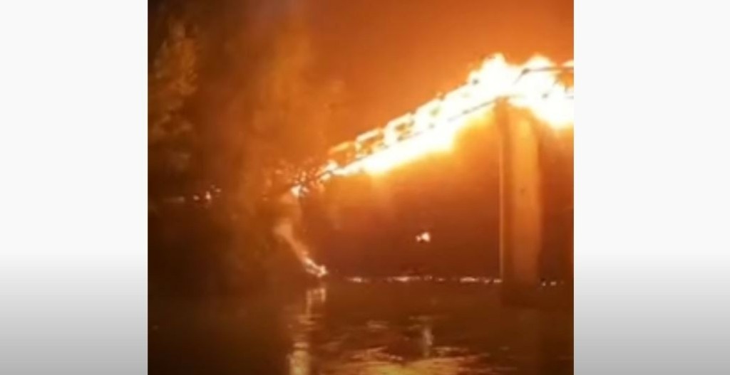 Τρομακτικό βίντεο από τη Σιδερένια γέφυρα στη Ρώμη την ώρα που καταρρέει