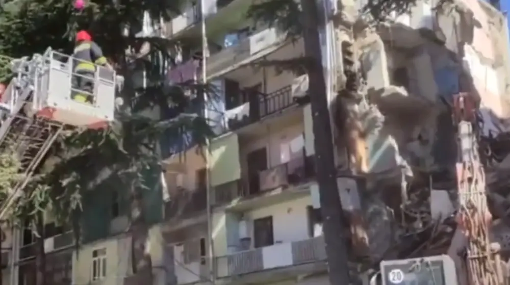 Η στιγμή της διάσωσης 6χρονου από τα χαλάσματα πενταώροφου κτιρίου στη Γεωργία (vids)