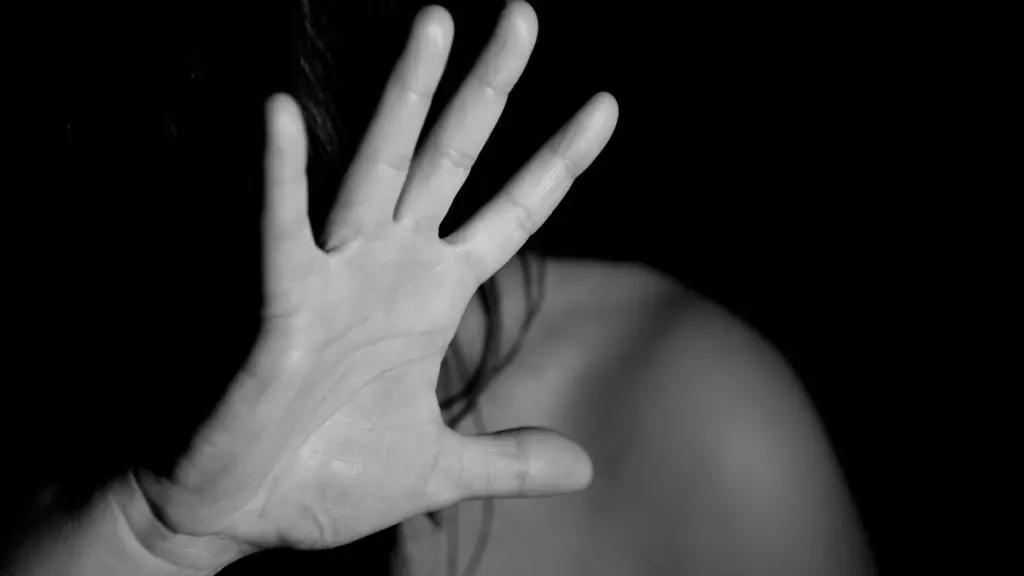 Απίστευτο περιστατικό στις Σποράδες – Άνδρας χτυπούσε τη σύζυγό του μπροστά στα μωρά τους