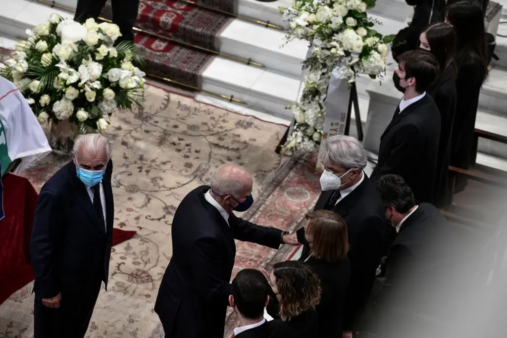Η είσοδος του Γιώργου Παπανδρέου στη Μητρόπολη για να πει αντίο στη Φώφη (pics&vid)