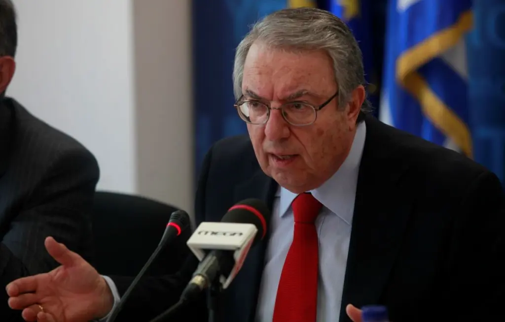 Έτσι σχολίασε ο Γιώργος Μπαμπινιώτης τη νέα ονομασία του Facebook