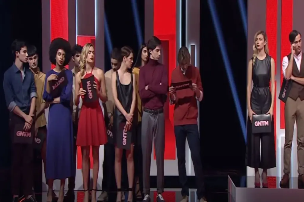 Spoiler time! Ποιο μοντέλο του GNTM βρίσκεται εκτός βίλας και απολαμβάνει νυχτερινές βόλτες (pic)