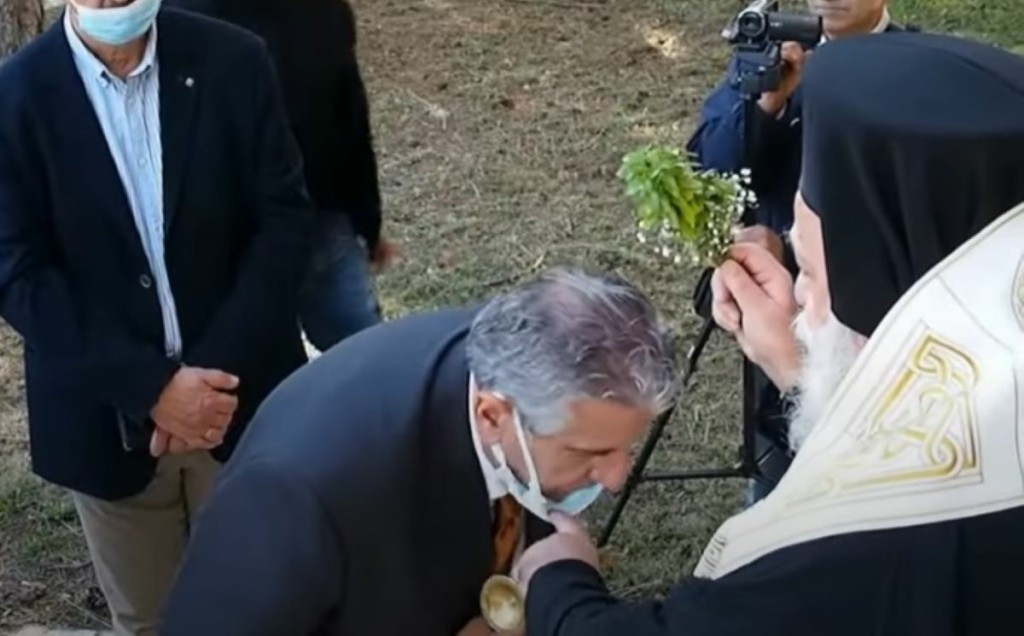 Ο μητροπολίτης Γρεβενών κατέβαζε με το δάχτυλο τις μάσκες των επισήμων που ήθελαν να φιλήσουν τον σταυρό (vid)