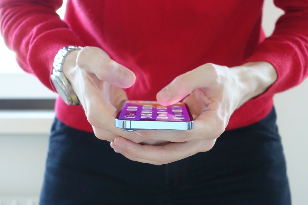 Δέκα εκατομμύρια λιγότερα iPhone 13 θα παράξει η Apple – Το πρόβλημα με τα μικροτσίπ (vid)