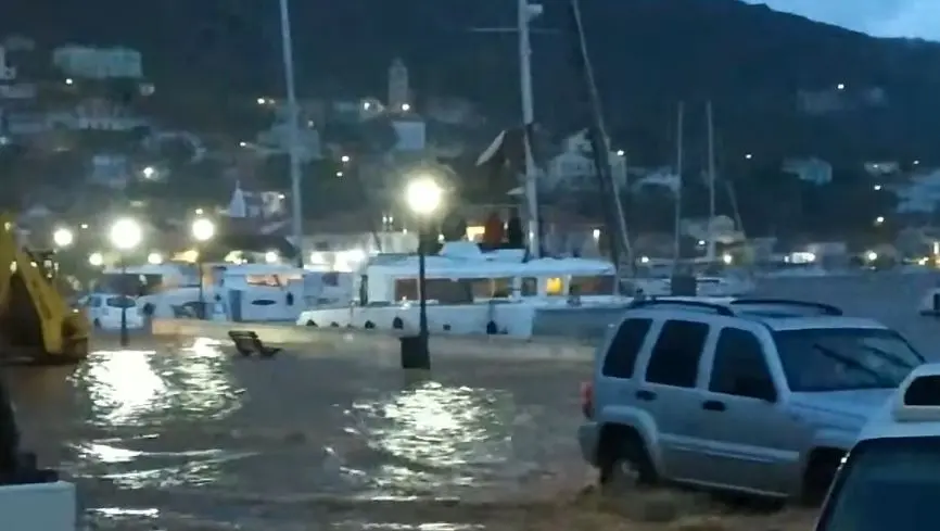“Σπάσαμε πεζούλια και πεζοδρόμια για να περάσει το νερό” – Ο δήμαρχος Ιθάκης για τη “μάχη με τον “Μπάλλο” (vids)