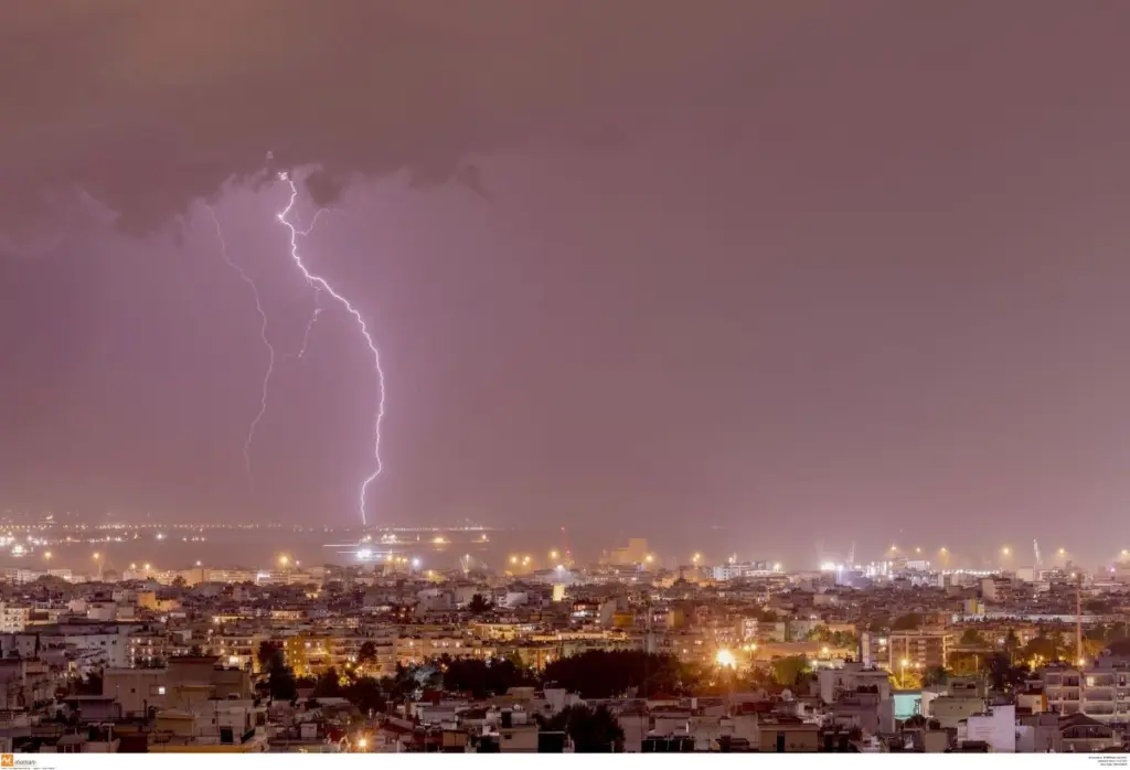 Όλη η Ελλάδα στη δίνη της κακοκαιρίας “Αθηνά” – Δείτε live την εξέλιξη του καιρού (pics)
