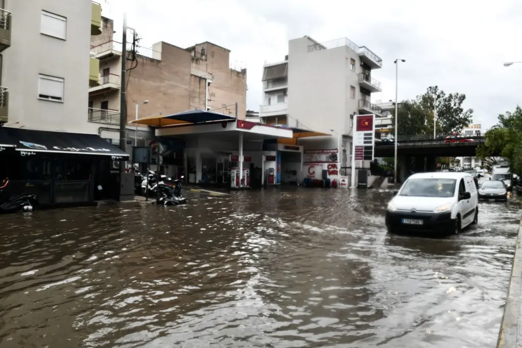 Δεκάδες δρόμοι παραμένουν κλειστοί μετά την κακοκαιρία “Μπάλλος”