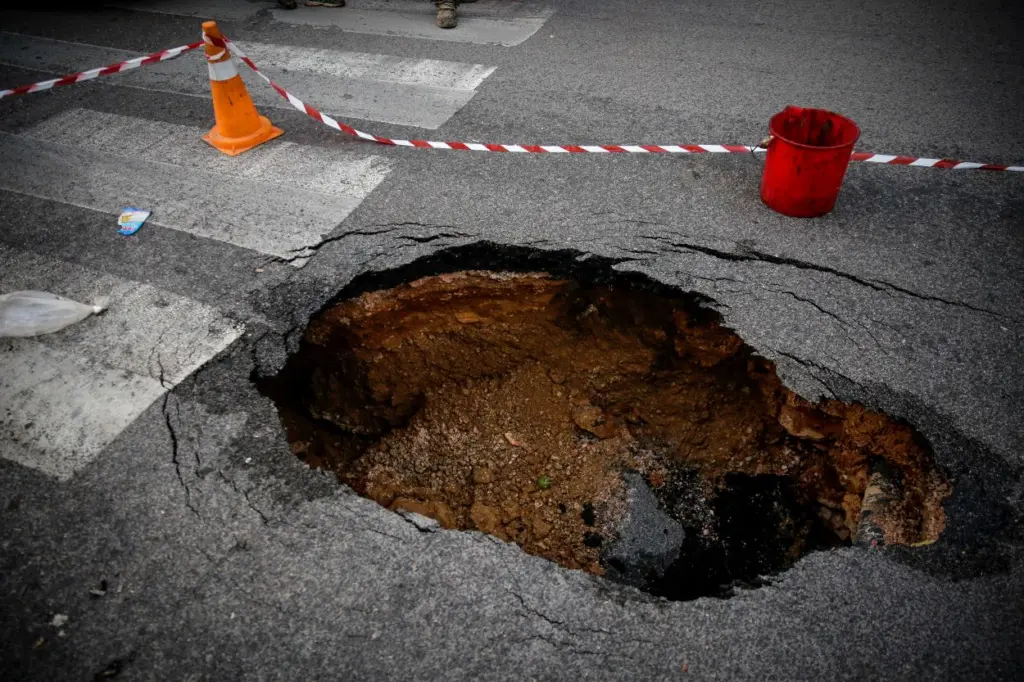 Καθίζηση δρόμου στο Χαλάνδρι μετά την κακοκαιρία “Μπάλλος”