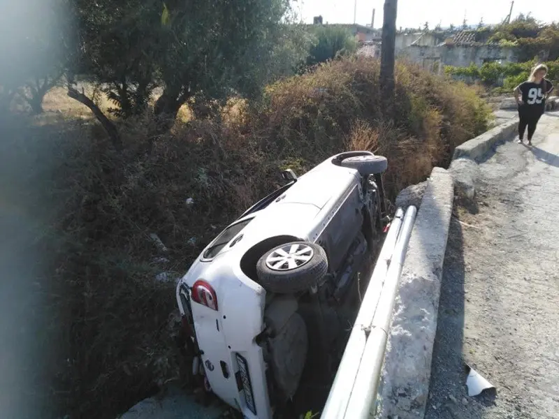 Aπίστευτες εικόνες στο Ηράκλειο Κρήτης – Το αυτοκίνητο έπεσε μέσα σε ρέμα (pics)