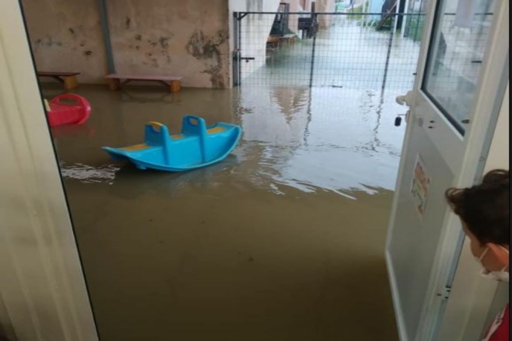 Εκπαιδευτικοί κουβαλούσαν παιδιά έξω από σχολείο της Κέρκυρας εν μέσω κακοκαιρίας (pics)