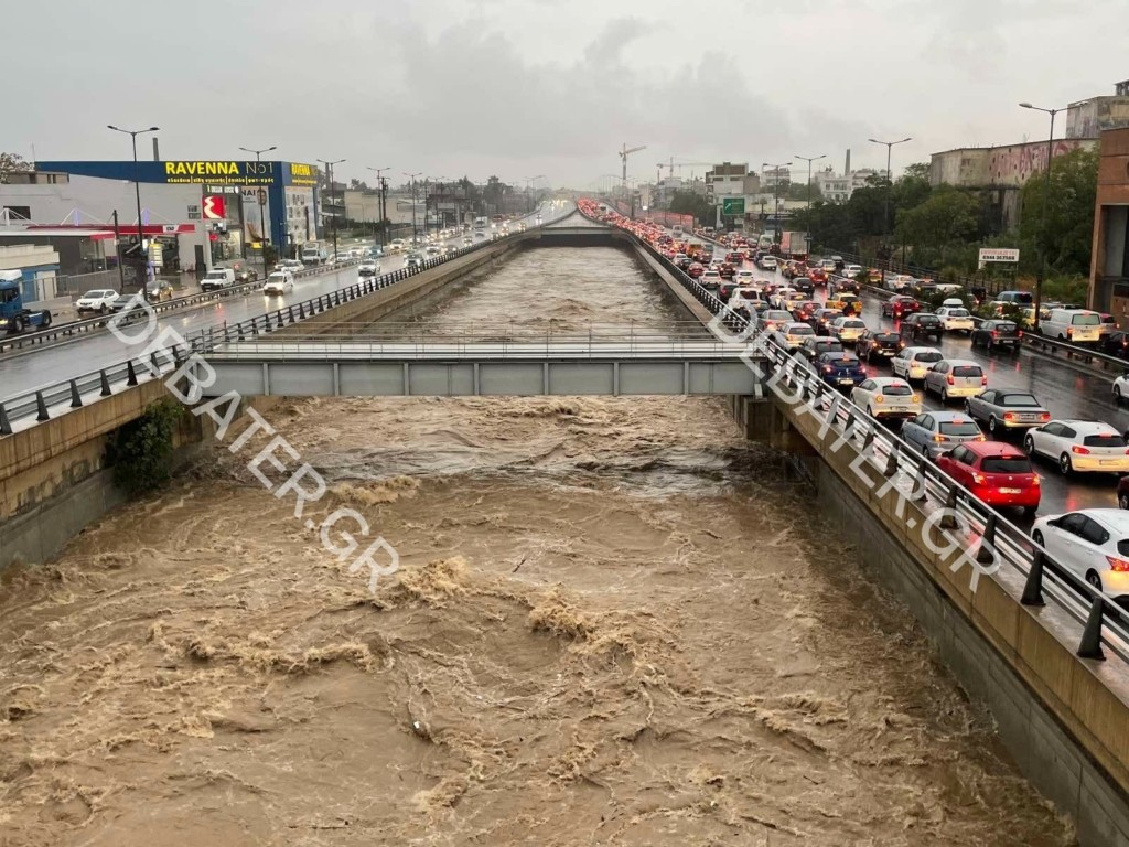 “Φουσκώνει” επικίνδυνα ο Κηφισός – Απειλεί να πνίξει τα νότια προάστια (pics&vid)