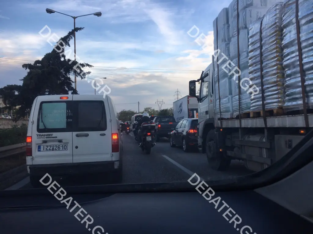 Κυκλοφοριακό χάος και καθυστερήσεις στους δρόμους της Αθήνας – Δείτε πού έχει ΤΩΡΑ κίνηση (pics)