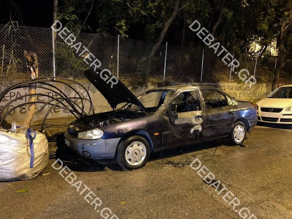 Στις φλόγες τυλίχτηκε αυτοκίνητο στην Κυψέλη – Στο “παρά πέντε” δεν εξαπλώθηκε η φωτιά (pic)
