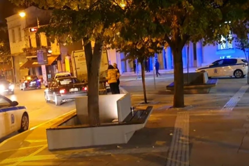‘”Άναψαν” τα αίματα στην Κοζάνη – Έπαιζαν ξύλο για 10 λεπτά και τους μάζεψε η αστυνομία (vid)