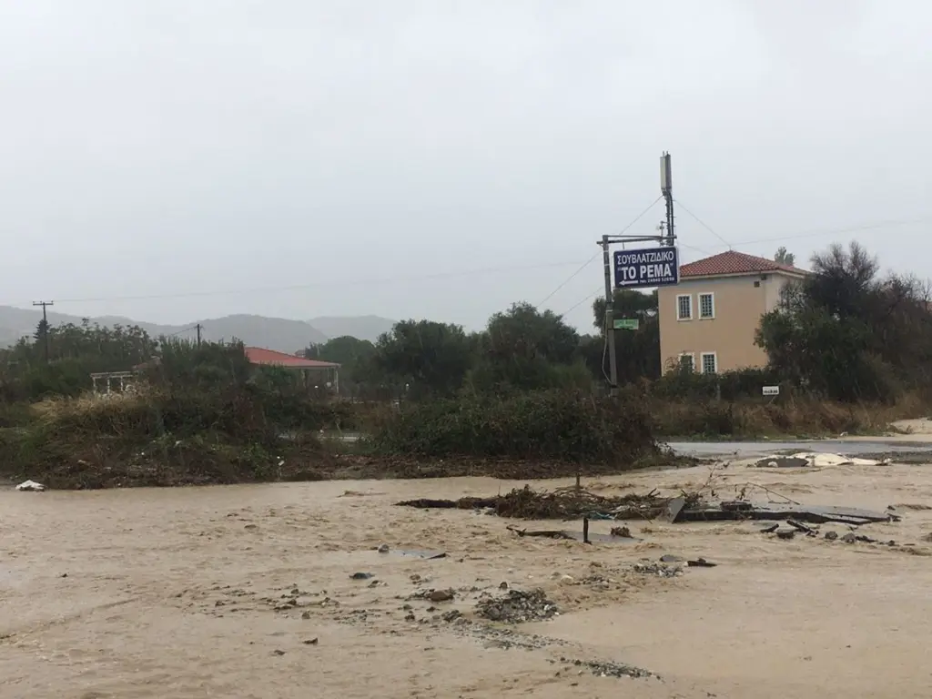 Η κακοκαιρία “σαρώνει” Λάρισα και Πήλιο – Κατολισθήσεις, πλημμύρες και αποκλεισμένοι δρόμοι (vids)