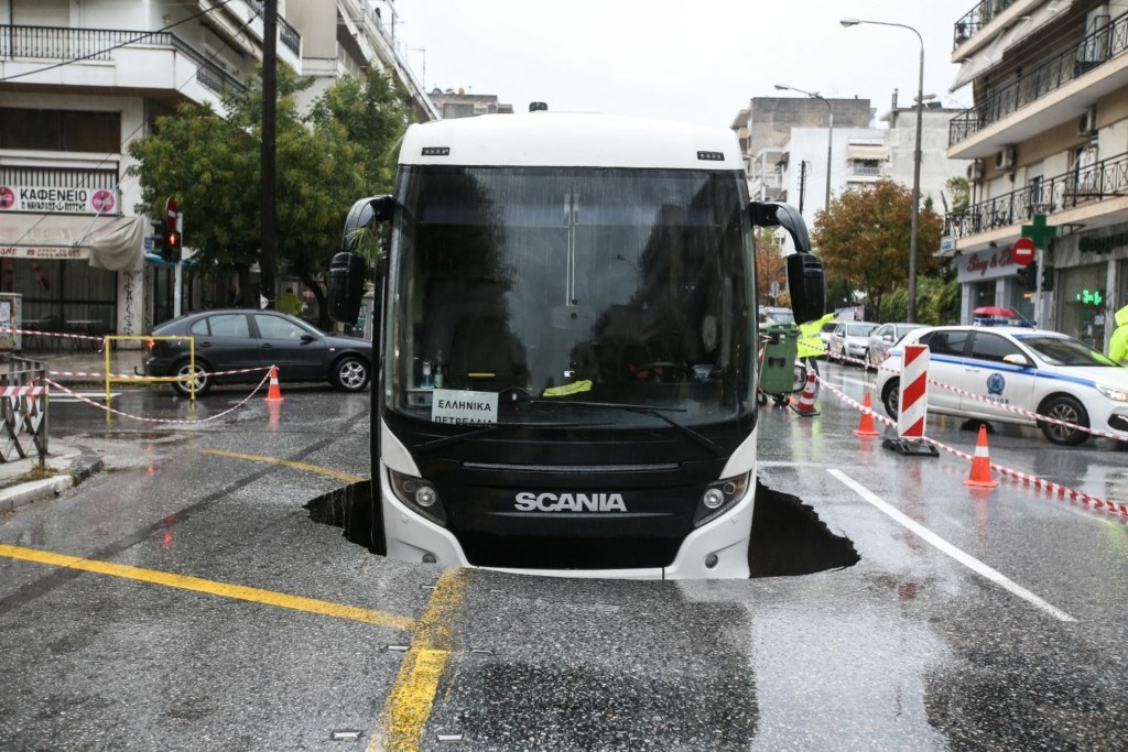 Μπαλάκι ευθυνών για το πούλμαν που ξαφνικά βούλιαξε στην άσφαλτο