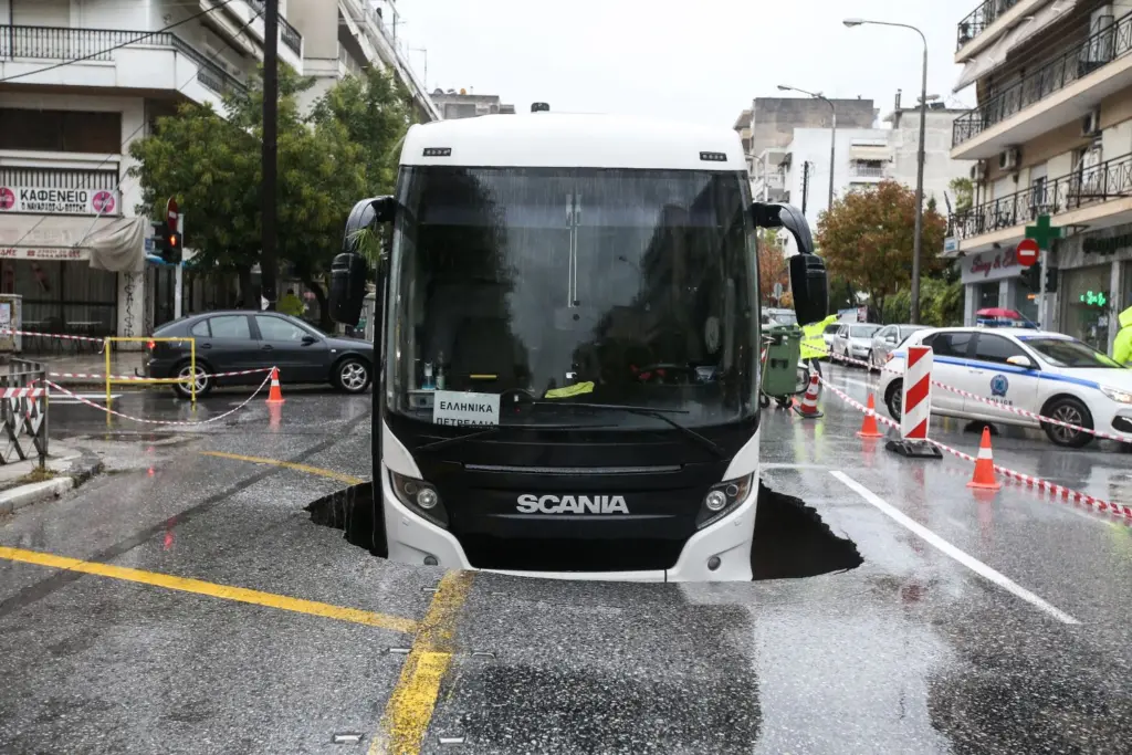 Μπαλάκι ευθυνών για το πούλμαν που ξαφνικά βούλιαξε στην άσφαλτο