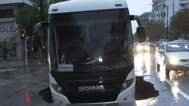 Υποχώρησε το οδόστρωμα στη Θεσσαλονίκη και “κατάπιε” λεωφορείο (vid)