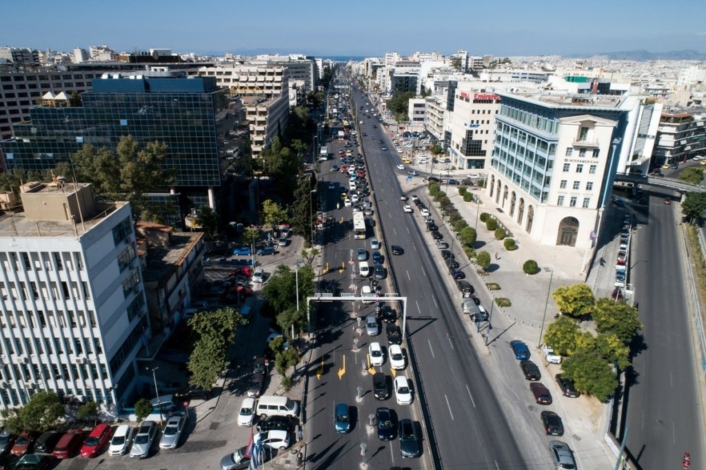 Αυτοκίνητο παρασέρνει και πετάει στον αέρα γυναίκα στη Λεωφόρο Συγγρού (vid)