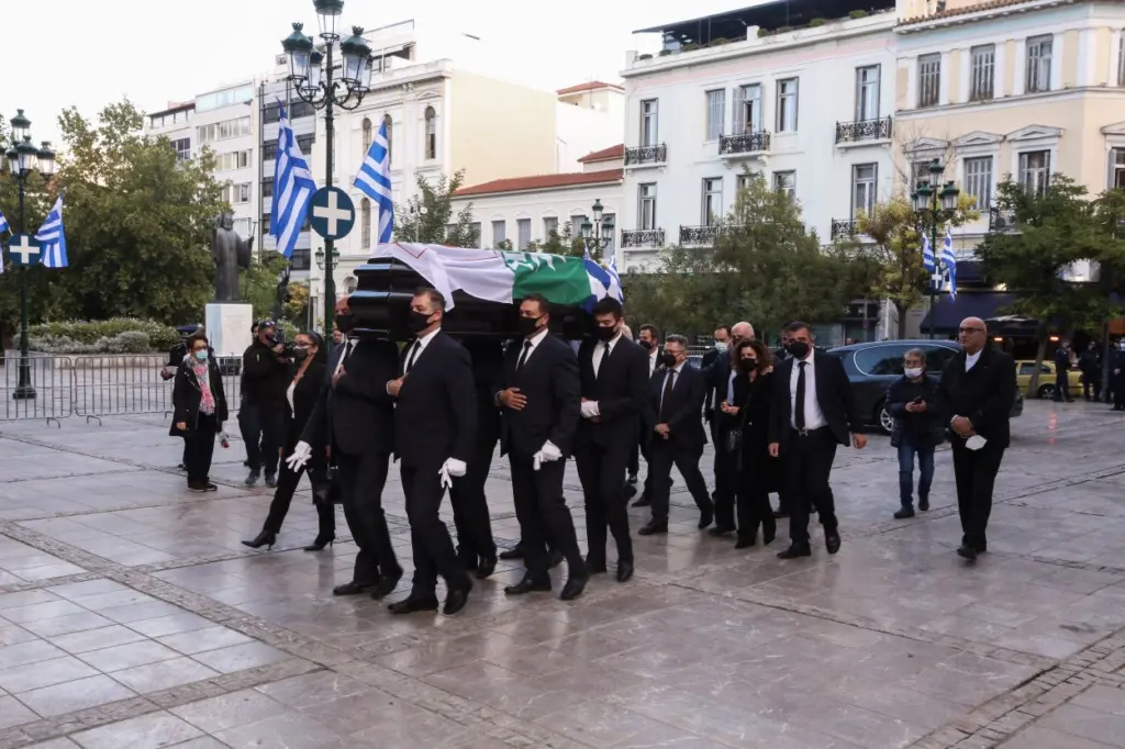 “Φρουρός” πάντα δίπλα στην αδελφή της  η Μαίρη Γεννηματά – Συνόδευσε τη σορό της Φώφης (pic)