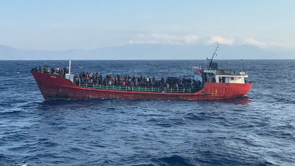 Βίντεο ντοκουμέντο από την επιχείρηση του Λιμενικού στην Κρήτη – Η στιγμή της διάσωσης των 400 μεταναστών