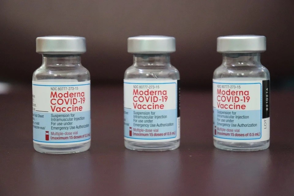 Η Moderna εγκρίνει το εμβόλιο για ηλικίες 6 ως 11 ετών – Τι αναφέρει για τις παρενέργειες