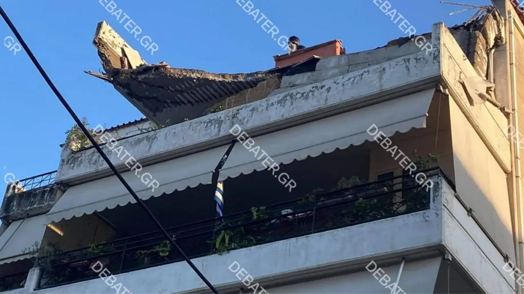 Έπεσε μπαλκόνι πολυώροφης πολυκατοικίας στο Χαλάνδρι (pics&vid)