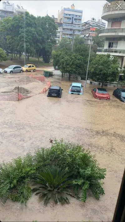 Η κακοκαιρία “Μπάλλος” τσάκισε την Αθήνα – “Βούλιαξε” η Νέα Σμύρνη – Απίστευτες εικόνες (vids)