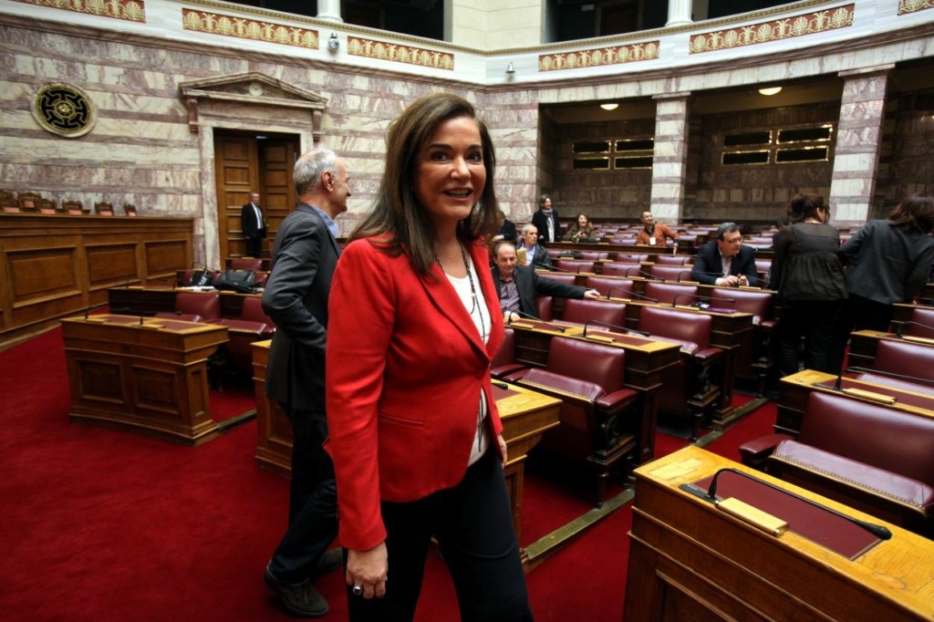Πως οι γιατροί “έπιασαν” τον καρκίνο στη Ντόρα Μπακογιάννη σε αρχικό στάδιο – Η ανίατη ασθένεια και το “κύμα” ευχών