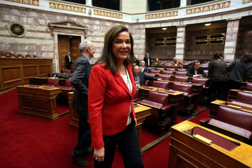 Πως οι γιατροί “έπιασαν” τον καρκίνο στη Ντόρα Μπακογιάννη σε αρχικό στάδιο – Η ανίατη ασθένεια και το “κύμα” ευχών