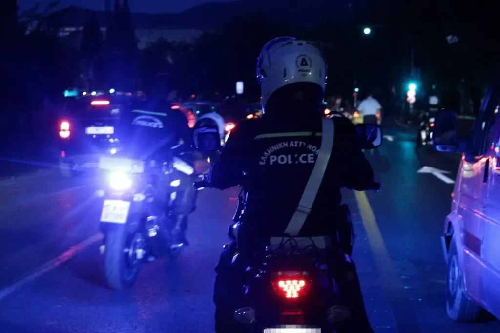 Αστυνομικός δέχθηκε επίθεση με πυρσούς και πέτρες – Νοσηλεύεται τραυματισμένος στο νοσοκομείο