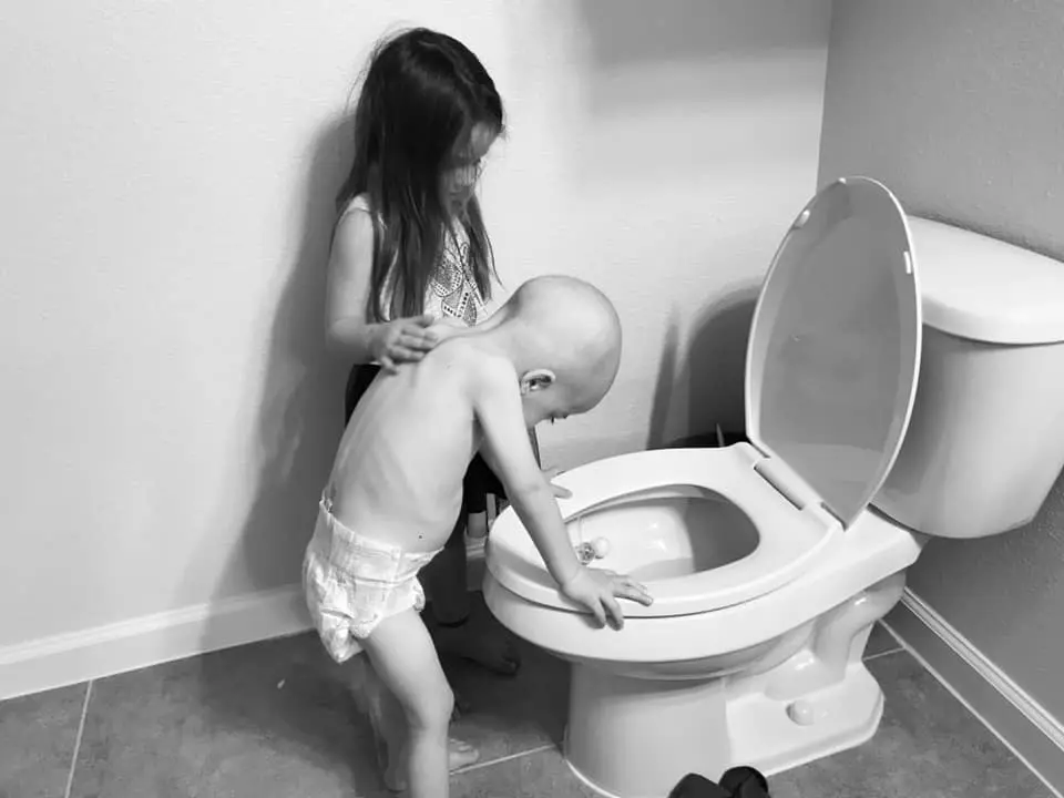 Το αγόρι της φωτογραφίας που είχε γίνει viral νίκησε τον καρκίνο και ζει ξανά (pics&vids)