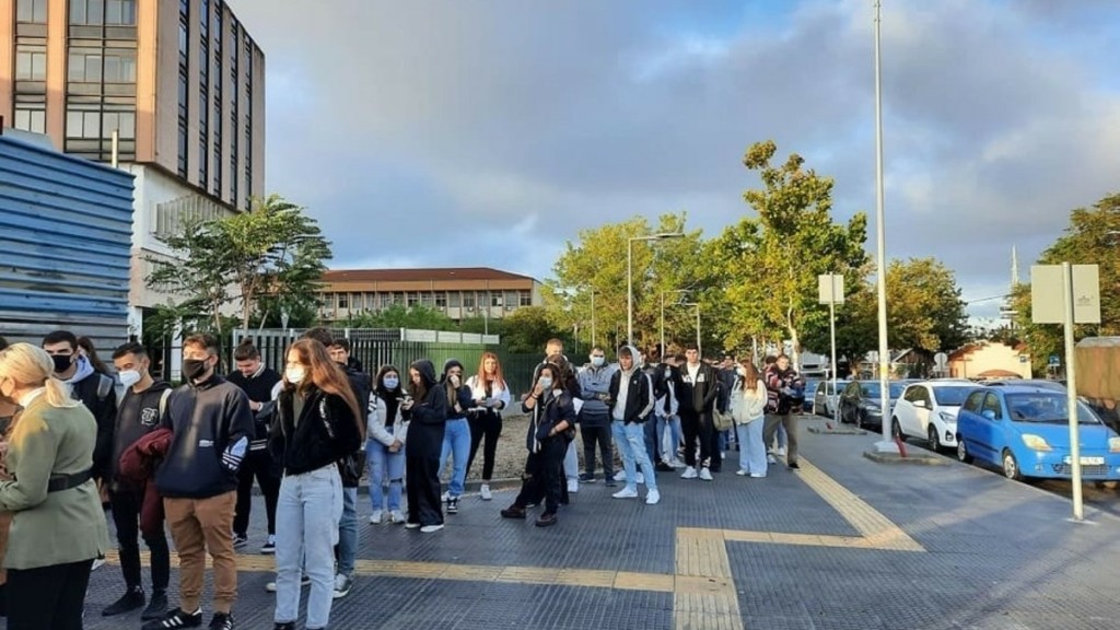 Το αδιαχώρητο στο ΠΑΜΑΚ – Φοιτητές έφαγαν “πόρτα” λόγω έλλειψης αιθουσών (vids)