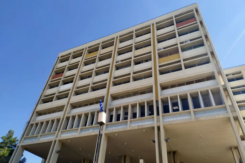 Απίστευτες εικόνες στη Φιλοσοφική Σχολή – Πάνω από 350 φοιτητές μέσα σε μια αίθουσα (vid)