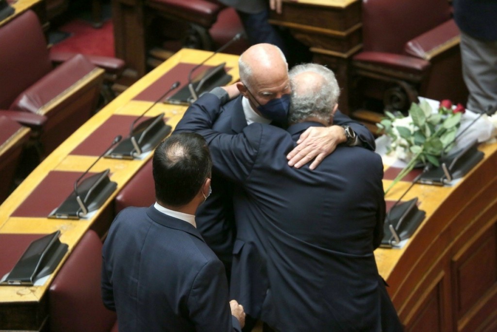 Συγκίνηση στη Βουλή για τη Φώφη – Τα δάκρυα και η αγκαλιά Παπανδρέου – Σκανδαλίδη (pics)