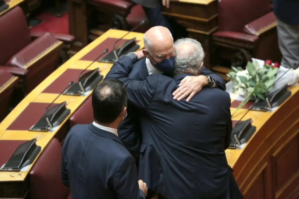 Συγκίνηση στη Βουλή για τη Φώφη – Τα δάκρυα και η αγκαλιά Παπανδρέου – Σκανδαλίδη (pics)