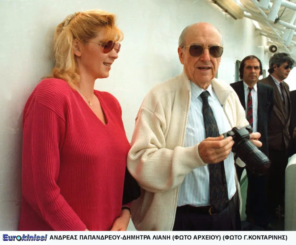 Σαν σήμερα το ιστορικό νεύμα του Ανδρέα Παπανδρέου στη Δήμητρα Λιάνη (vid)