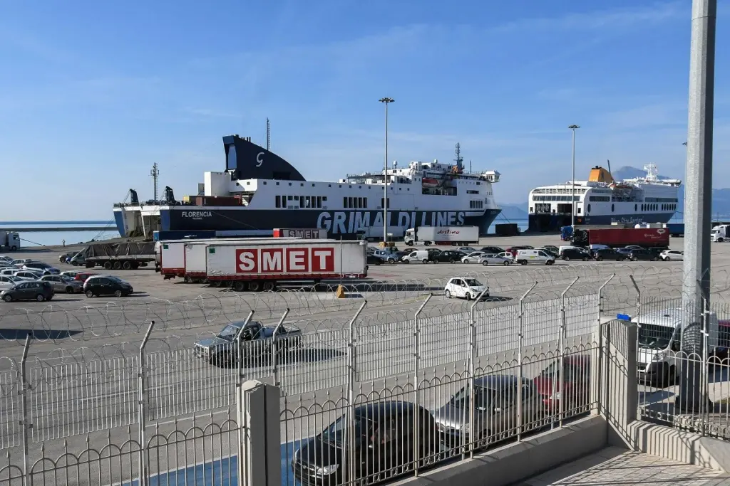 Φωτιά σε πλοίο στο λιμάνι της Πάτρας – Συναγερμός στην πυροσβεστική (pics&vids)