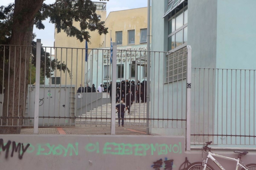 Άγρια επεισόδια και σε ΕΠΑΛ της Πάτρας – Πιάστηκαν στα χέρια οι μαθητές – Ξύλο και τραυματισμοί μέσα στην κατάληψη (pic&vid)