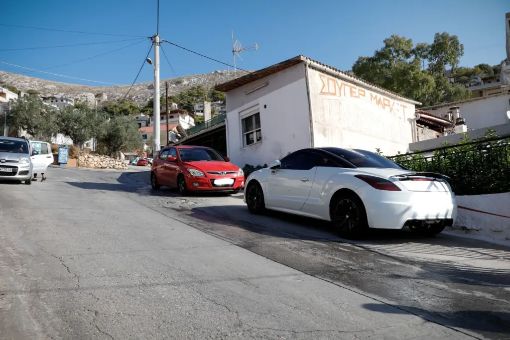 Νέες εικόνες από τη σκηνή της θανατηφόρας καταδίωξης στο Πέραμα – Ανθρωποκυνηγητό για τη σύλληψη του τρίτου επιβάτη