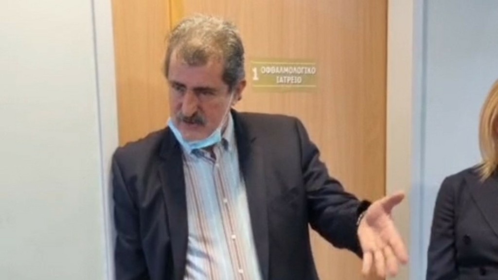 Χαλαρός και με κατεβασμένη μάσκα ο Πολάκης στο Νοσοκομείο Έδεσσας (pics&vid)