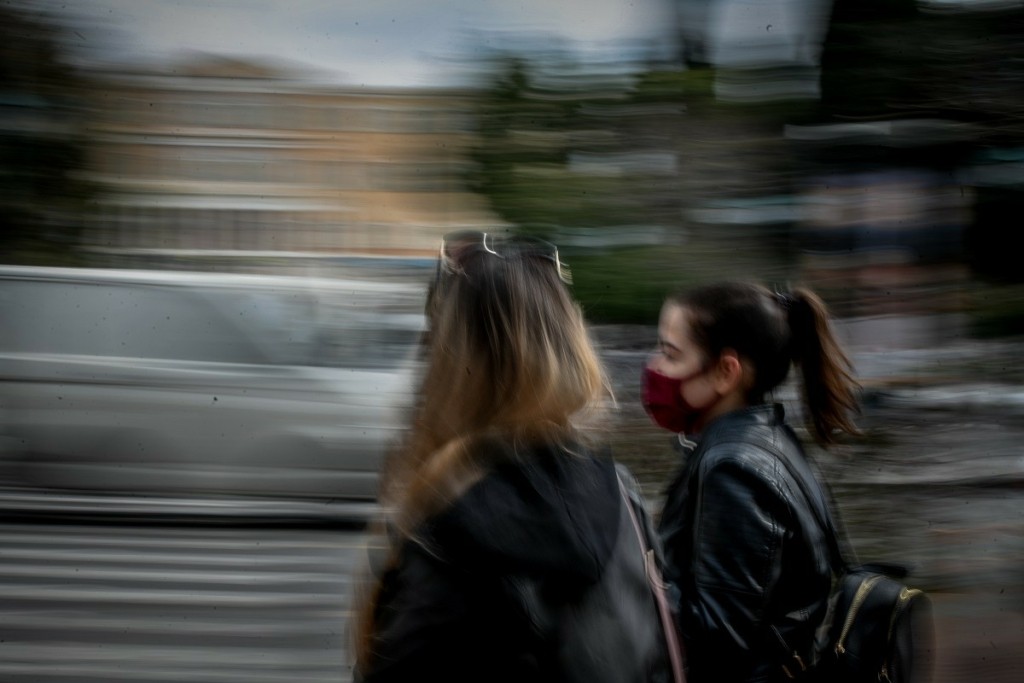 Πώς οι καιρικές συνθήκες επιδρούν στη μετάδοση του κορονοϊού – Τι δείχνει μελέτη
