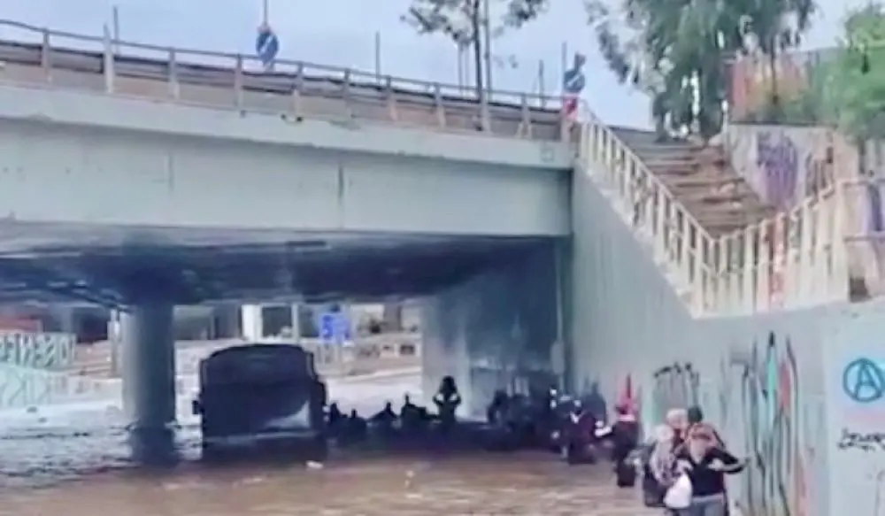 Πούλμαν έμεινε στη μέση του δρόμου στην Καλλιθέα – Οι επιβάτες περπατούν μέσα στα ποτάμια