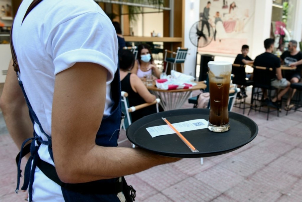 Μαγαζάτορας σέρβιρε σε ανεμβολίαστο πελάτη και “έφαγε” πρόστιμο 2.000 ευρώ στην Κρήτη