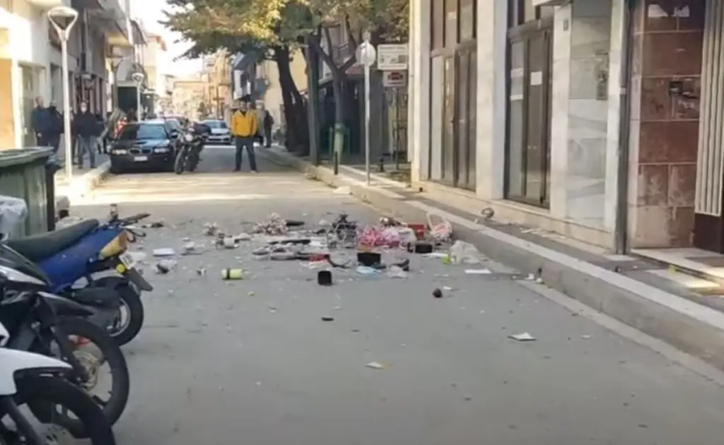 Βγήκε στο μπαλκόνι της και άρχισε να πετά σερβίτσια και έπιπλα στο δρόμο – Απίστευτες εικόνες στην Πτολεμαΐδα (vid)