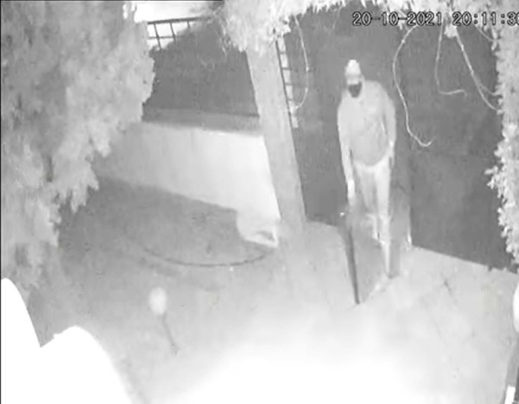 Η ραδιοφωνική παραγωγός μιλάει για τις στιγμές που έζησε όταν ληστές εισέβαλαν στην αυλή του σπιτιού της (vid)